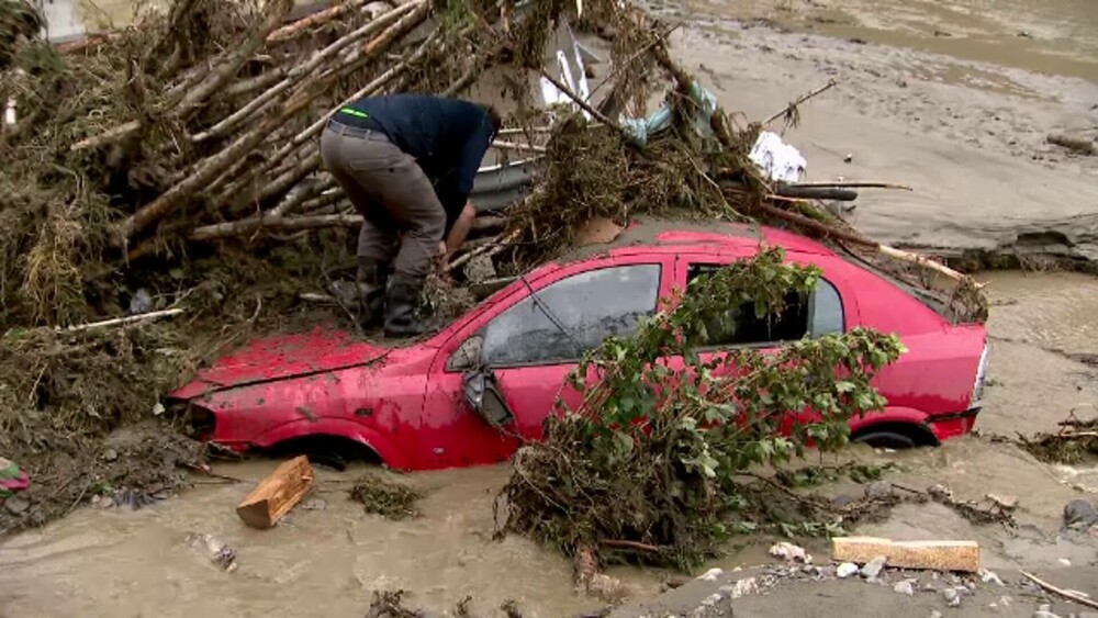 Intervenții urgente în comuna Borca din judeţul Neamţ, după declararea stării de alertă. Gunoaie întinse pe 7 hectare - Imaginea 2