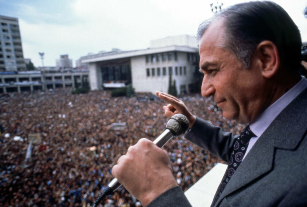 Viața lui Ion Iliescu în imagini. Momente cheie din cariera primului președinte al României postcomuniste | FOTO - Imaginea 4