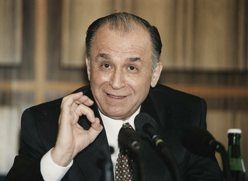 Viața lui Ion Iliescu în imagini. Momente cheie din cariera primului președinte al României postcomuniste | FOTO - Imaginea 8