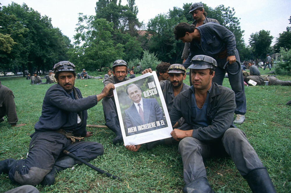 Viața lui Ion Iliescu în imagini. Momente cheie din cariera primului președinte al României postcomuniste | FOTO - Imaginea 20