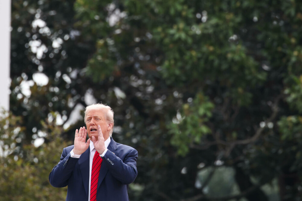 Trump s-a urcat pe acoperișul Casei Albe și a spus că instalează acolo rachete nucleare | GALERIE FOTO - Imaginea 1