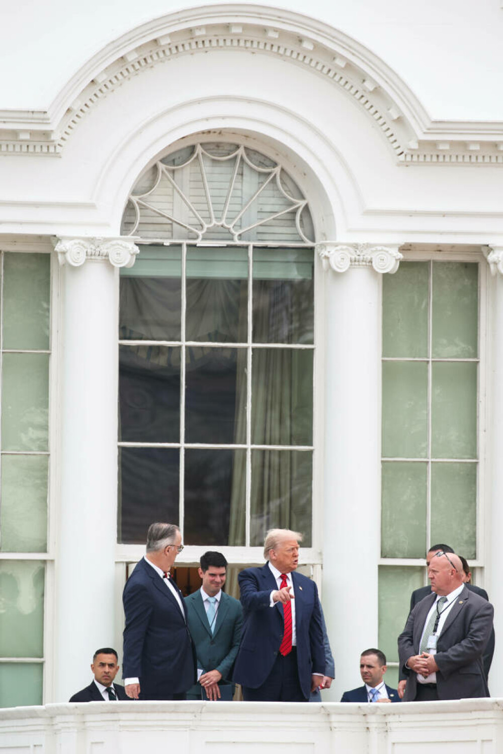 Trump s-a urcat pe acoperișul Casei Albe și a spus că instalează acolo rachete nucleare | GALERIE FOTO - Imaginea 2