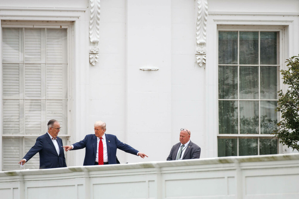 Trump s-a urcat pe acoperișul Casei Albe și a spus că instalează acolo rachete nucleare | GALERIE FOTO - Imaginea 7