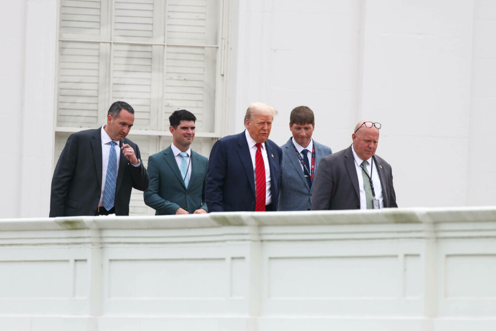 Trump s-a urcat pe acoperișul Casei Albe și a spus că instalează acolo rachete nucleare | GALERIE FOTO - Imaginea 9