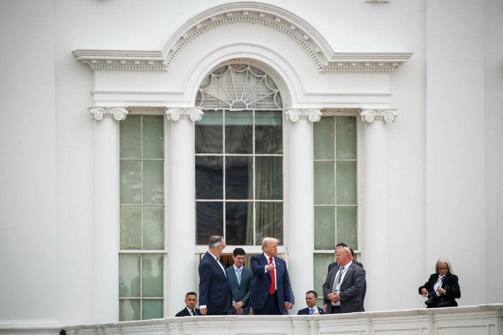 Trump s-a urcat pe acoperișul Casei Albe și a spus că instalează acolo rachete nucleare | GALERIE FOTO - Imaginea 10