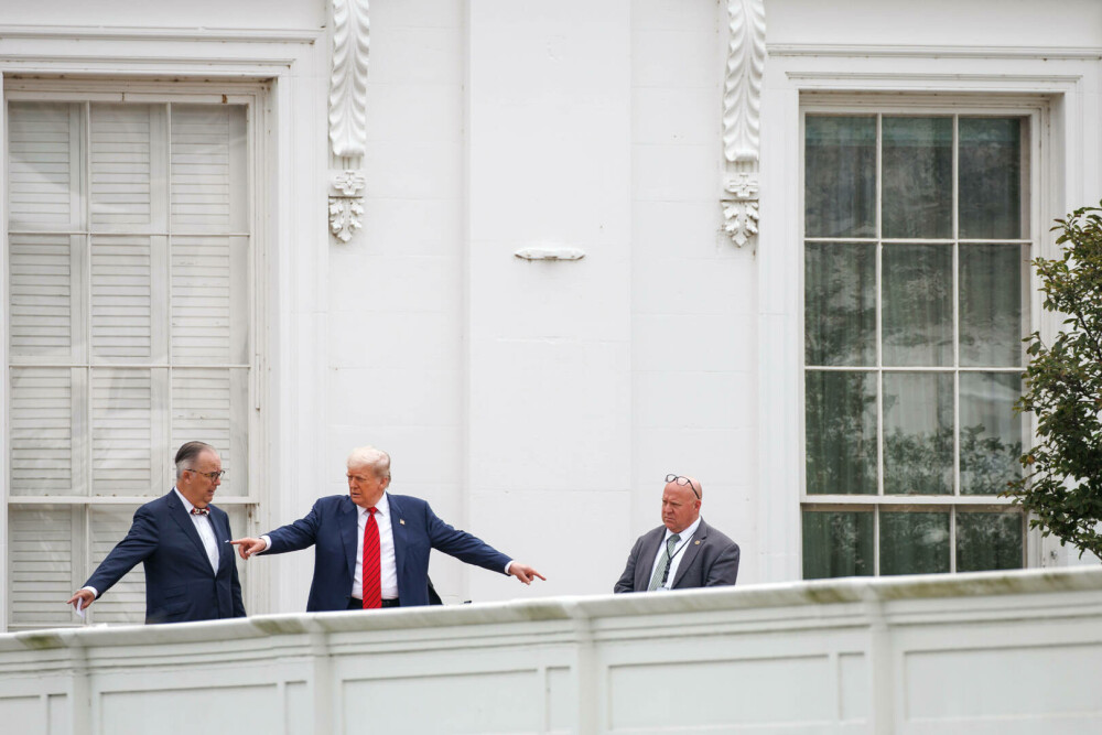 Trump s-a urcat pe acoperișul Casei Albe și a spus că instalează acolo rachete nucleare | GALERIE FOTO - Imaginea 12