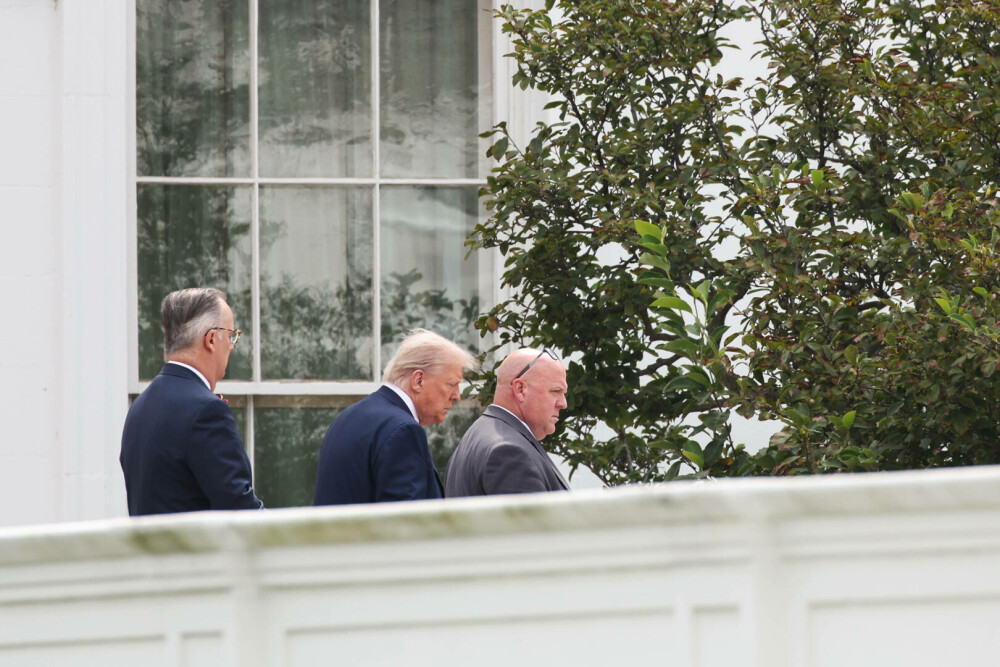 Trump s-a urcat pe acoperișul Casei Albe și a spus că instalează acolo rachete nucleare | GALERIE FOTO - Imaginea 14