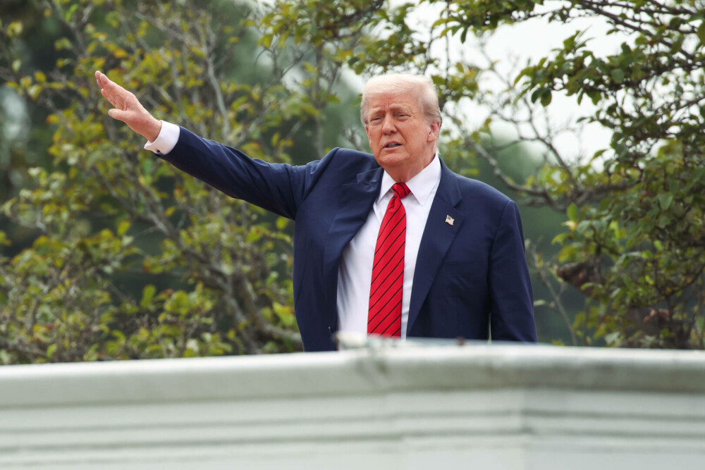 Trump s-a urcat pe acoperișul Casei Albe și a spus că instalează acolo rachete nucleare | GALERIE FOTO - Imaginea 15