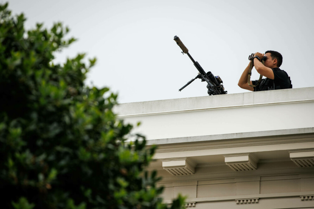 Trump s-a urcat pe acoperișul Casei Albe și a spus că instalează acolo rachete nucleare | GALERIE FOTO - Imaginea 16