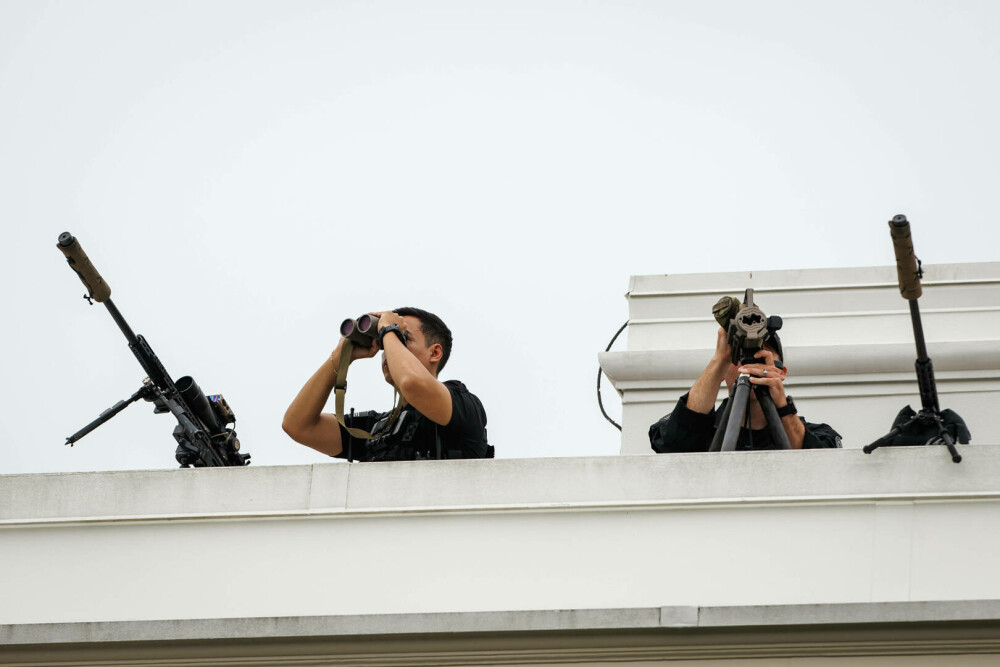 Trump s-a urcat pe acoperișul Casei Albe și a spus că instalează acolo rachete nucleare | GALERIE FOTO - Imaginea 17