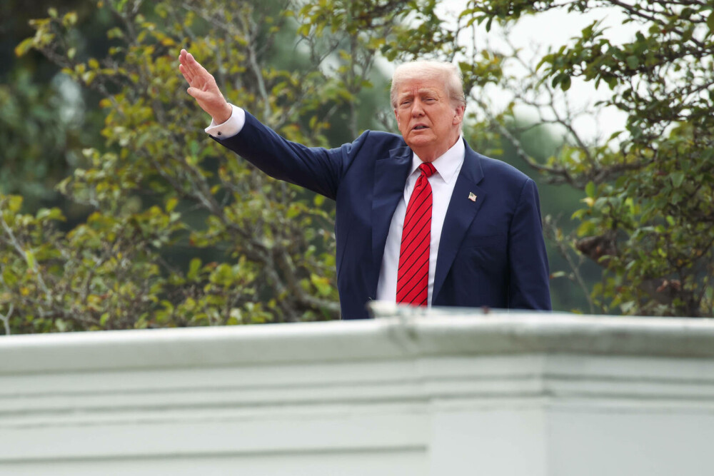 Trump s-a urcat pe acoperișul Casei Albe și a spus că instalează acolo rachete nucleare | GALERIE FOTO - Imaginea 18