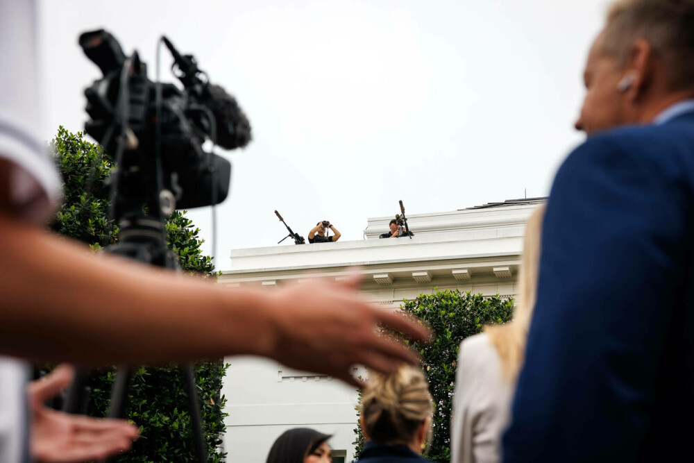 Trump s-a urcat pe acoperișul Casei Albe și a spus că instalează acolo rachete nucleare | GALERIE FOTO - Imaginea 20