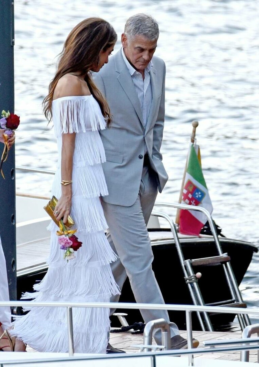 George și Amal Clooney, apariție plină de rafinament pe Lacul Como. Cuplul a atras toate privirile | GALERIE FOTO - Imaginea 5