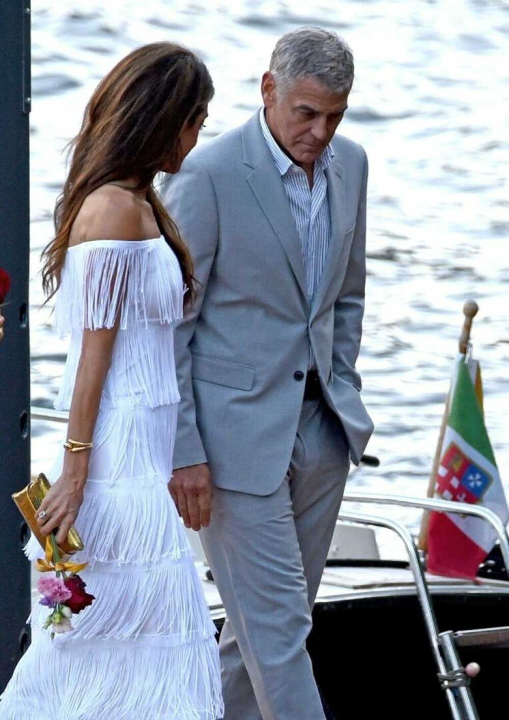 George și Amal Clooney, apariție plină de rafinament pe Lacul Como. Cuplul a atras toate privirile | GALERIE FOTO - Imaginea 7