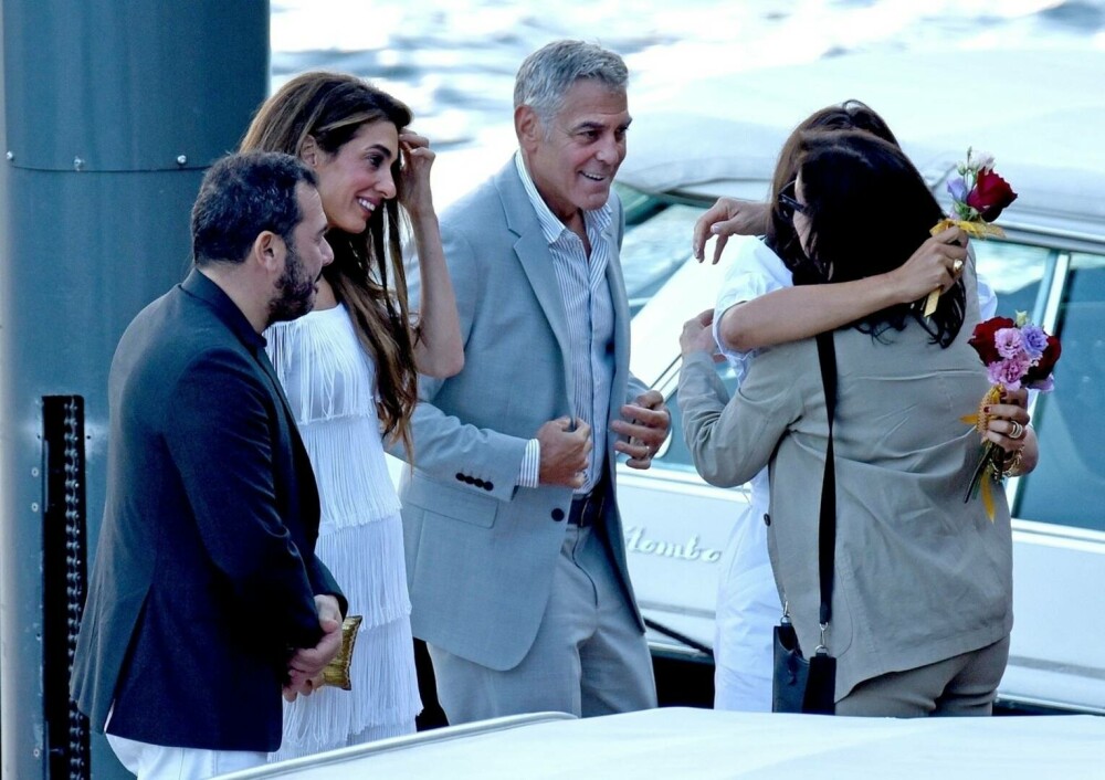 George și Amal Clooney, apariție plină de rafinament pe Lacul Como. Cuplul a atras toate privirile | GALERIE FOTO - Imaginea 9