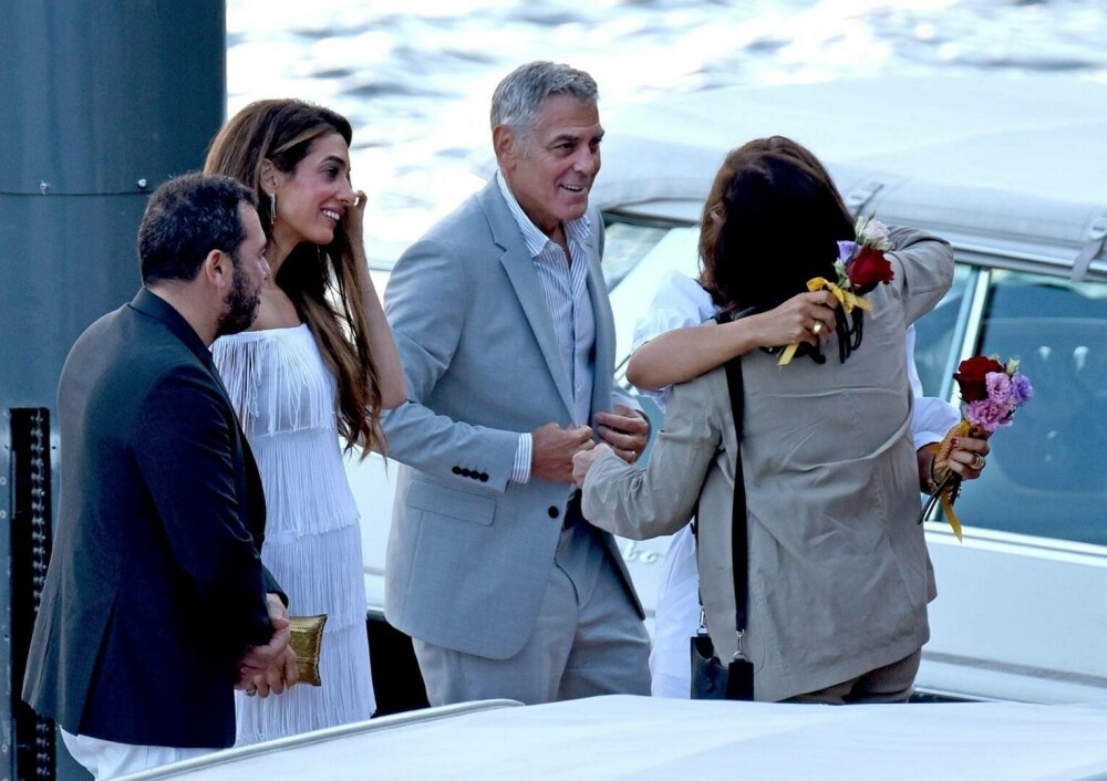 George și Amal Clooney, apariție plină de rafinament pe Lacul Como. Cuplul a atras toate privirile | GALERIE FOTO - Imaginea 10