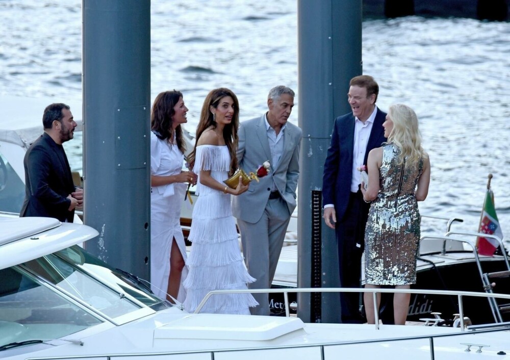 George și Amal Clooney, apariție plină de rafinament pe Lacul Como. Cuplul a atras toate privirile | GALERIE FOTO - Imaginea 11
