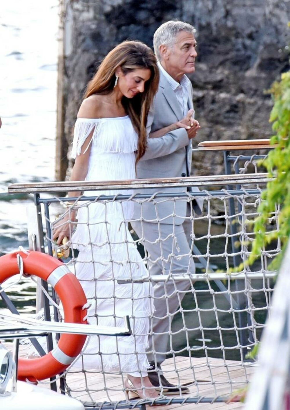 George și Amal Clooney, apariție plină de rafinament pe Lacul Como. Cuplul a atras toate privirile | GALERIE FOTO - Imaginea 18