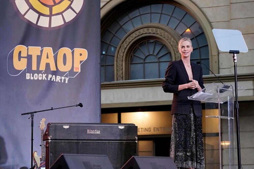 Charlize Theron împlinește 50 de ani. A visat să fie balerină, dar a cucerit Hollywoodul. Imagini de colecție | GALERIE FOTO - Imaginea 3