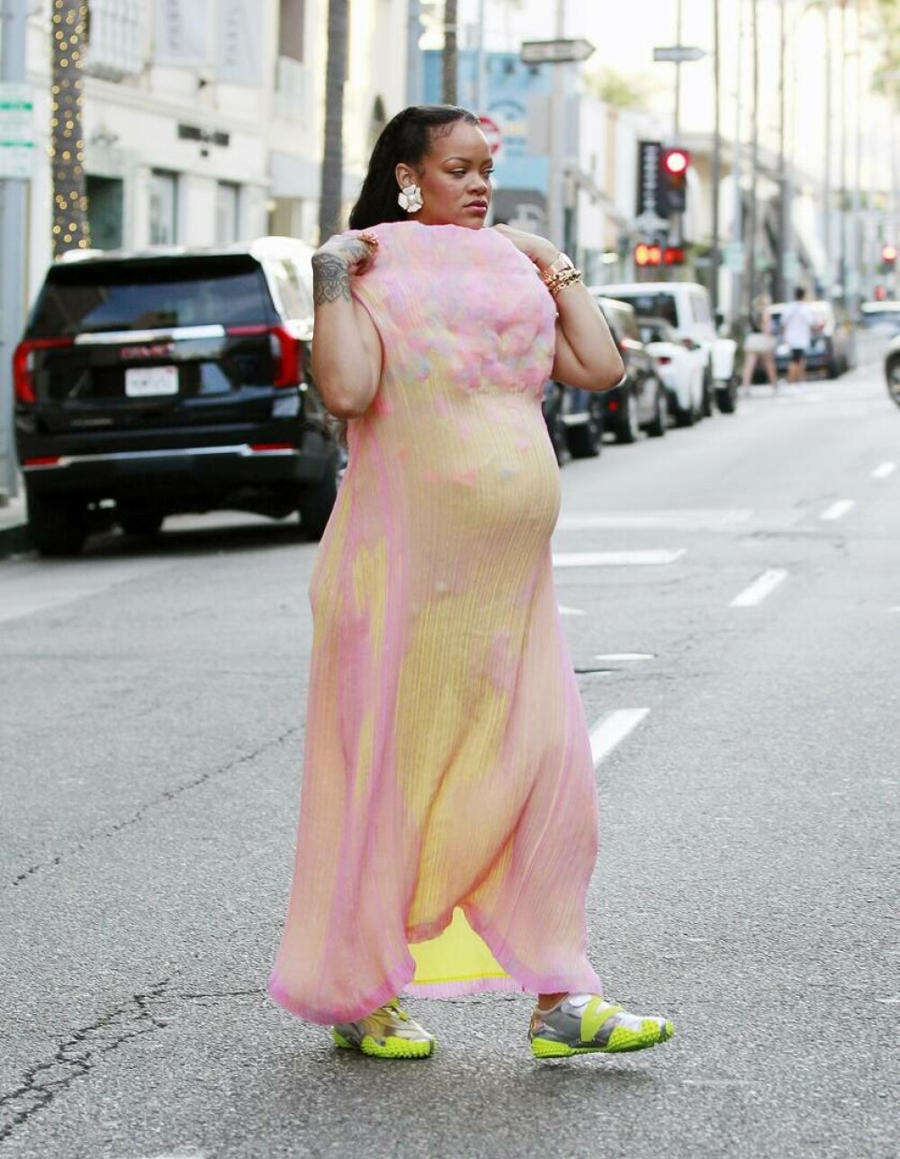 Rihanna, apariție extravagantă în Los Angeles. Ce au spus fanii artistei despre rochia de 3.000 de dolari. FOTO - Imaginea 1