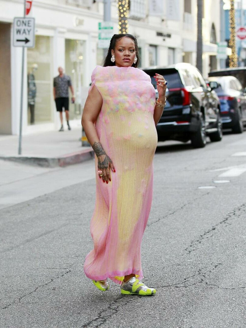 Rihanna, apariție extravagantă în Los Angeles. Ce au spus fanii artistei despre rochia de 3.000 de dolari. FOTO - Imaginea 3