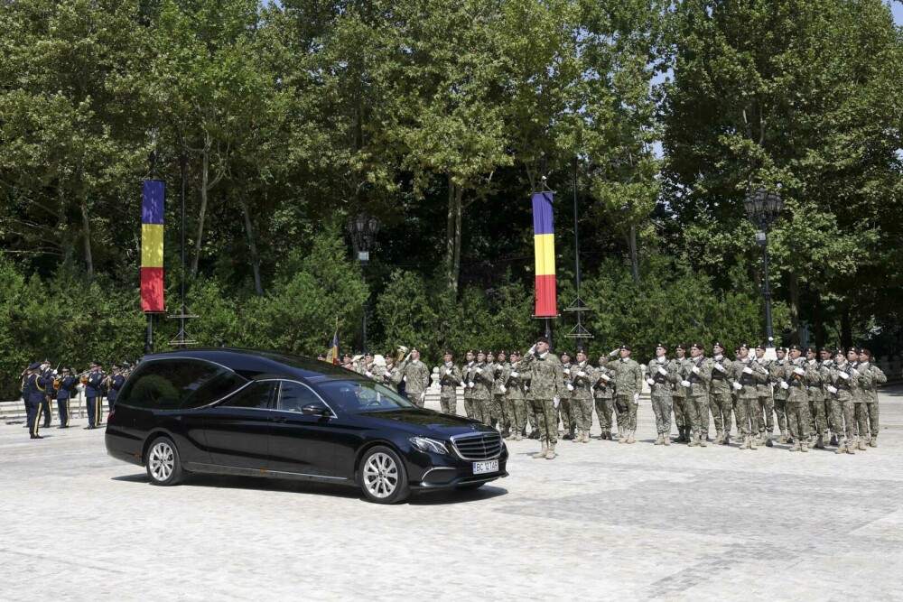 Înmormântarea lui Ion Iliescu, ceremonii oficiale. Nina Iliescu a lipsit de la funeraliile de stat de la Palatul Cotroceni - Imaginea 1