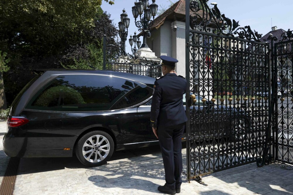 Înmormântarea lui Ion Iliescu, ceremonii oficiale. Nina Iliescu a lipsit de la funeraliile de stat de la Palatul Cotroceni - Imaginea 2