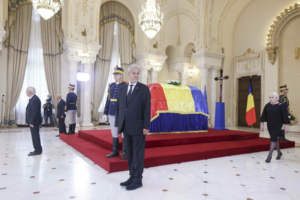 Înmormântarea lui Ion Iliescu, ceremonii oficiale. Nina Iliescu a lipsit de la funeraliile de stat de la Palatul Cotroceni - Imaginea 3