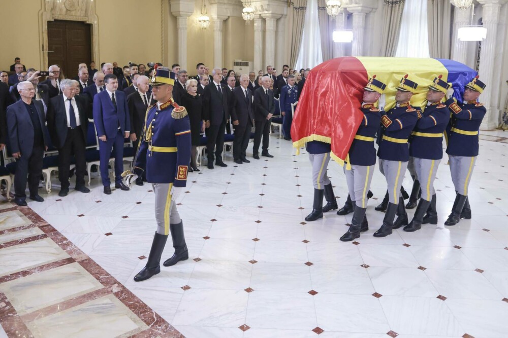 Înmormântarea lui Ion Iliescu, ceremonii oficiale. Nina Iliescu a lipsit de la funeraliile de stat de la Palatul Cotroceni - Imaginea 6