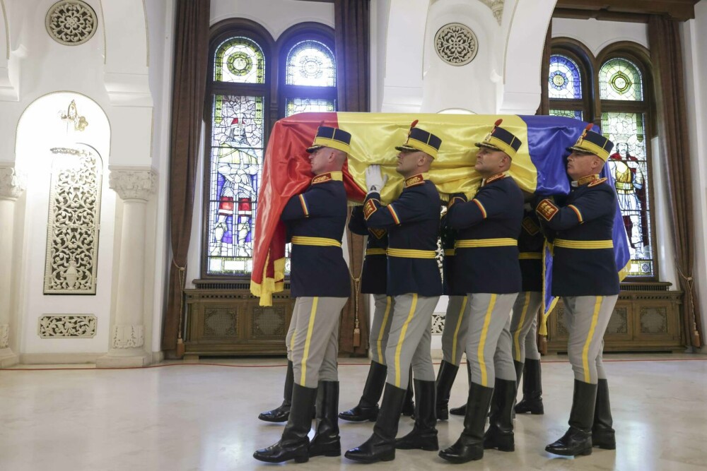 Înmormântarea lui Ion Iliescu, ceremonii oficiale. Nina Iliescu a lipsit de la funeraliile de stat de la Palatul Cotroceni - Imaginea 7