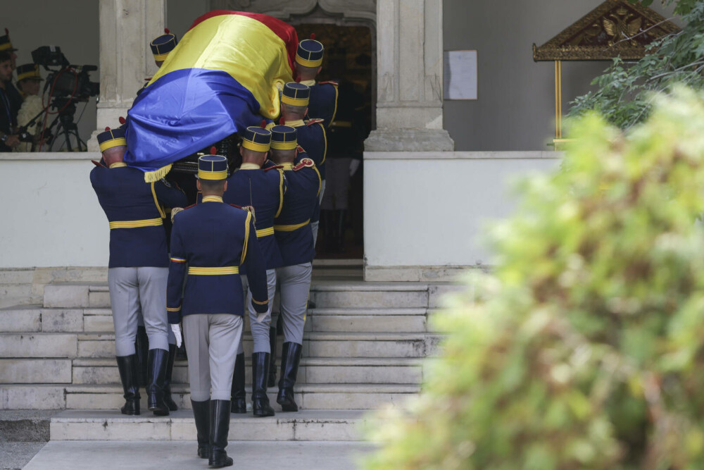 Înmormântarea lui Ion Iliescu, ceremonii oficiale. Nina Iliescu a lipsit de la funeraliile de stat de la Palatul Cotroceni - Imaginea 8