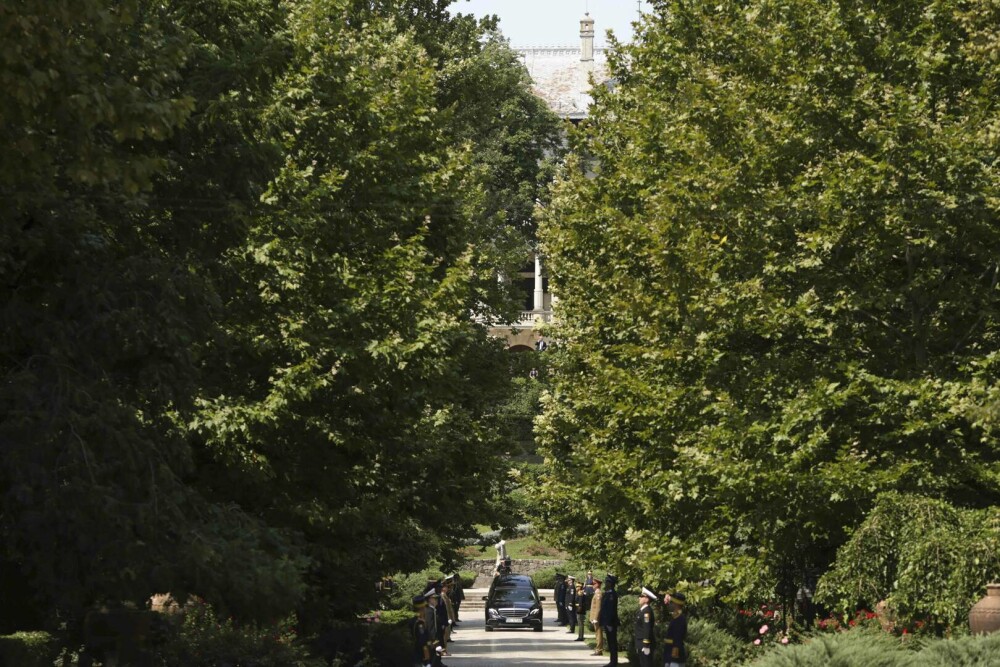Înmormântarea lui Ion Iliescu, ceremonii oficiale. Nina Iliescu a lipsit de la funeraliile de stat de la Palatul Cotroceni - Imaginea 9