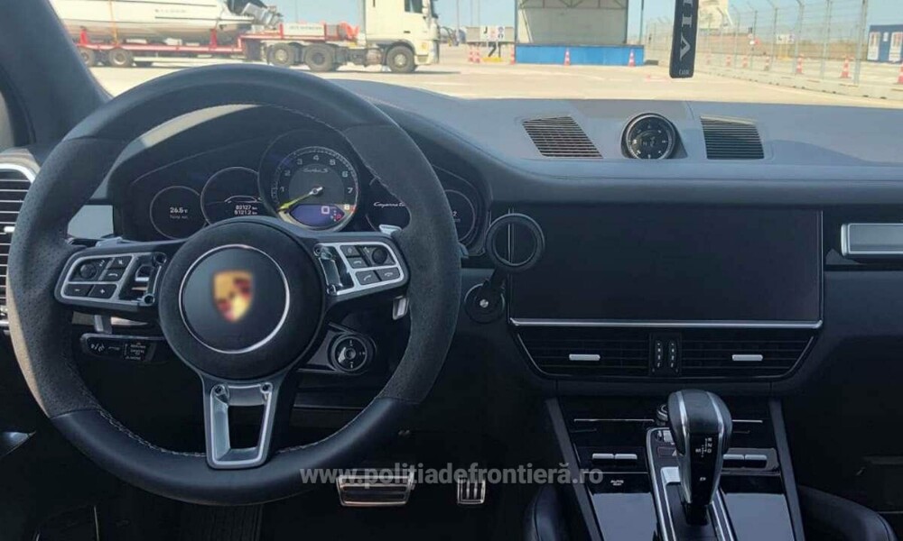 Un Porsche de 90.000 de euro a fost confiscat de polițiști în Portul Constanţa. Ce au descoperit în urma verificărilor | FOTO - Imaginea 3