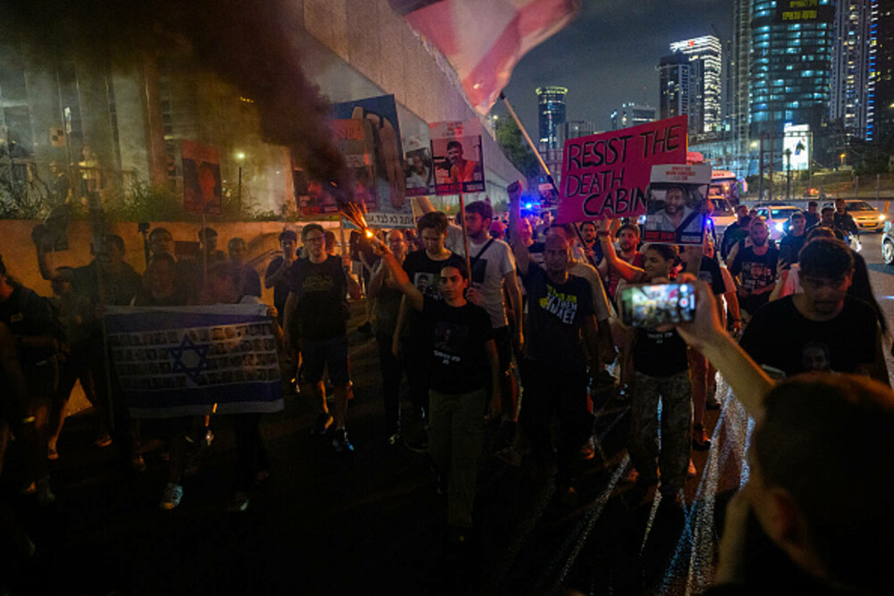 Mii de israelieni au protestat față de ofensiva din Gaza, după decizia guvernului Netanyahu de a ocupa orașul - Imaginea 5