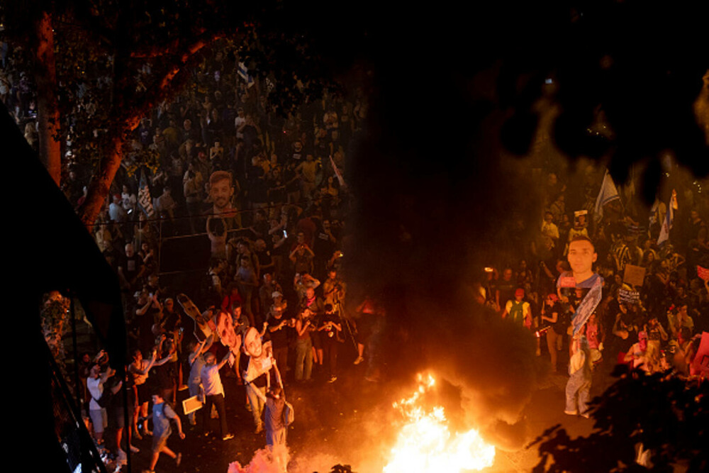 Mii de israelieni au protestat față de ofensiva din Gaza, după decizia guvernului Netanyahu de a ocupa orașul - Imaginea 9