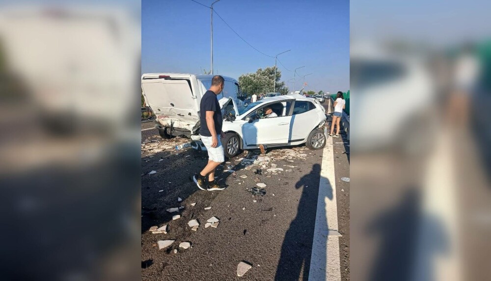 Carambol cu șapte mașini pe A2. Două persoane au fost rănite. FOTO - Imaginea 1
