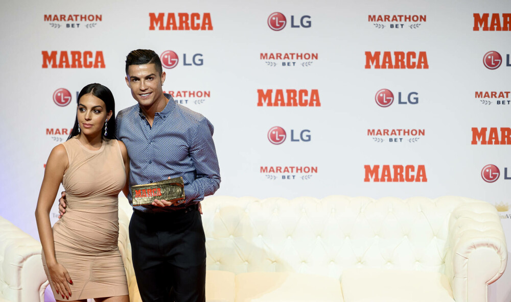Cristiano Ronaldo a cerut-o în căsătorie pe partenera sa, Georgina Rodríguez. Cum arată inelul de logodnă. FOTO - Imaginea 11