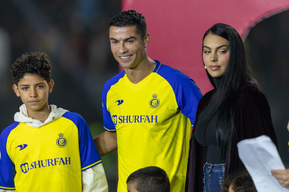 Cristiano Ronaldo a cerut-o în căsătorie pe partenera sa, Georgina Rodríguez. Cum arată inelul de logodnă. FOTO - Imaginea 17