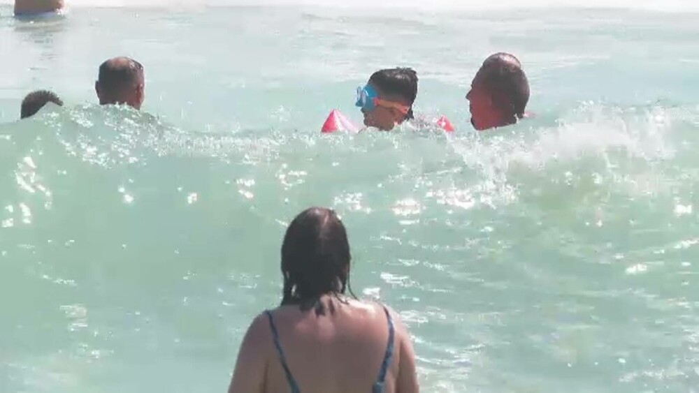 Pe litoral, salvamarii au dus o luptă continuă cu turiștii care încercau să intre în valurile mari. Pericolul este uriaș - Imaginea 1