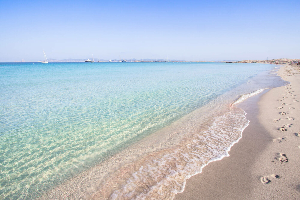 Plaja cu nisip roz din Spania. Cum arată și cum să ajungi la cea mai spectaculoasă plajă din Insulele Baleare - Imaginea 10