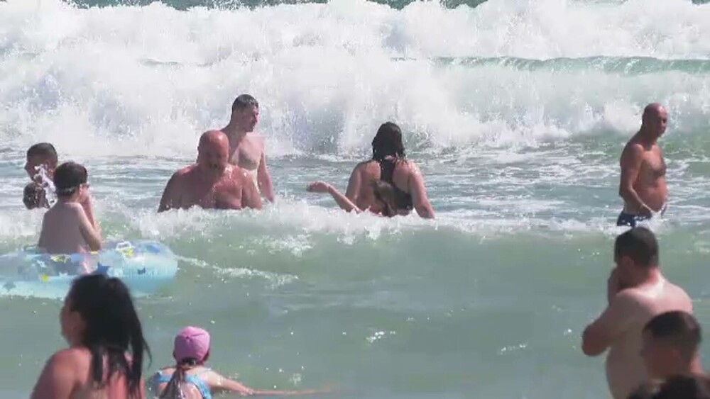 Pe litoral, salvamarii au dus o luptă continuă cu turiștii care încercau să intre în valurile mari. Pericolul este uriaș - Imaginea 2