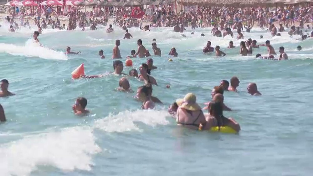 Pe litoral, salvamarii au dus o luptă continuă cu turiștii care încercau să intre în valurile mari. Pericolul este uriaș - Imaginea 4
