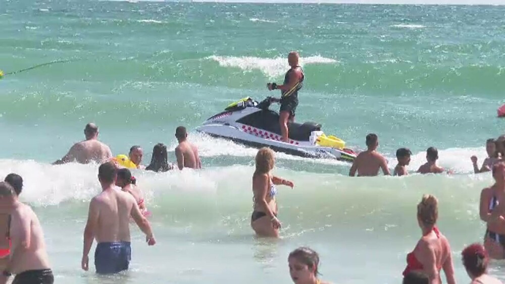Pe litoral, salvamarii au dus o luptă continuă cu turiștii care încercau să intre în valurile mari. Pericolul este uriaș - Imaginea 5