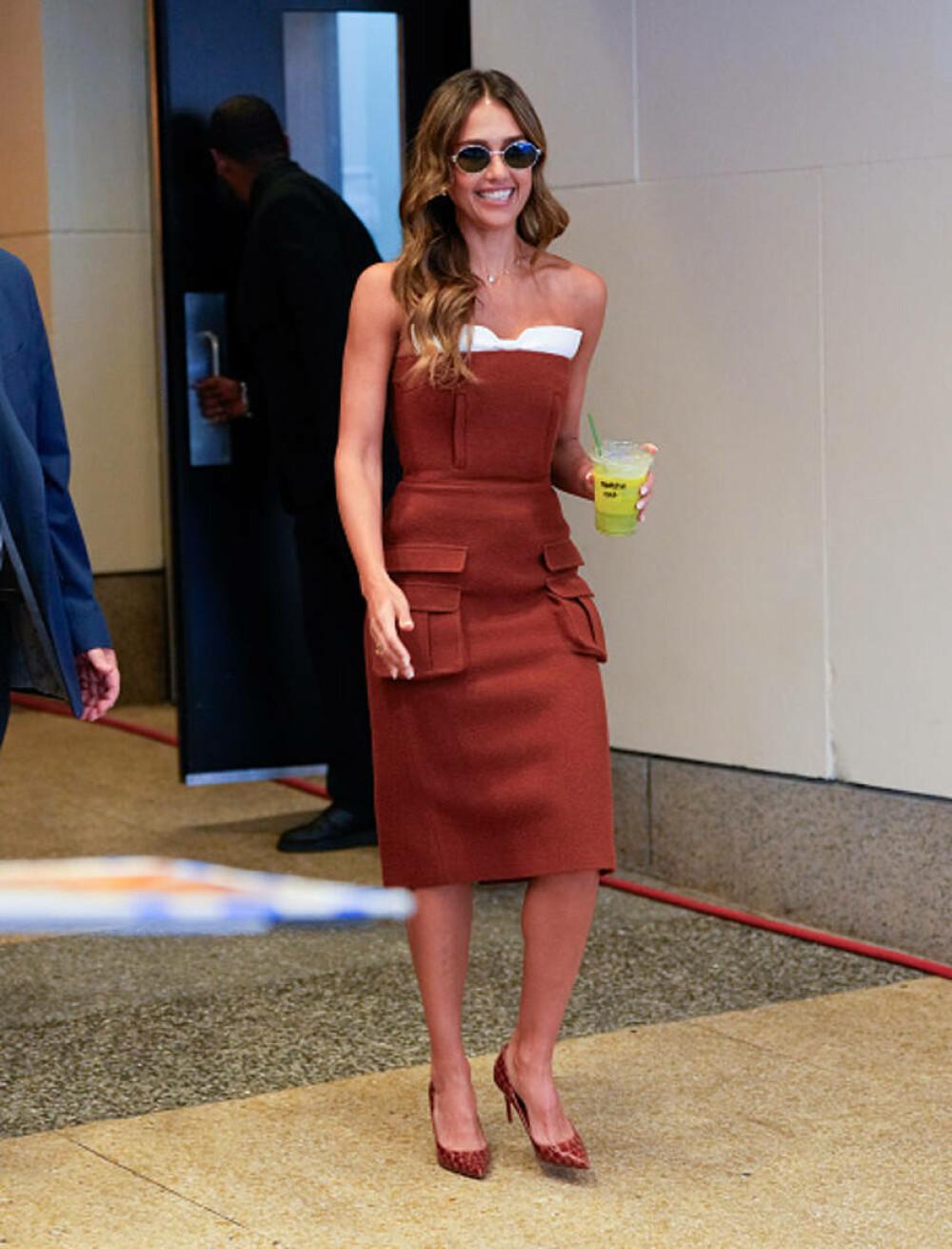 Jessica Alba a întors toate privirile la New York. Cum a fost surprinsă după vacanța din Miami. GALERIE FOTO - Imaginea 1