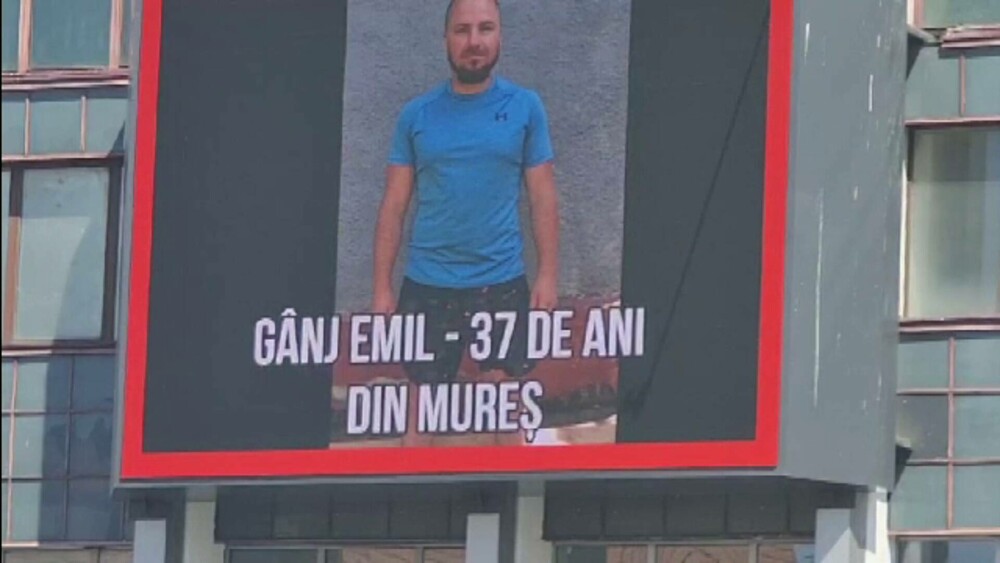 Polițiștii l-au pus pe ucigașul fugar Emil Gânj pe un imens panou publicitar din Târgu Mureș. Este căutat de o lună - Imaginea 1