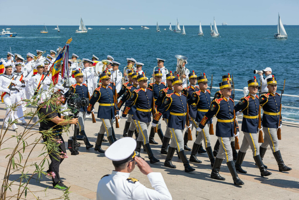 De Sfânta Maria, Nicușor Dan a ales să participe la o slujbă la o mănăstire, în loc de festivităţile oficiale din Constanța - Imaginea 1
