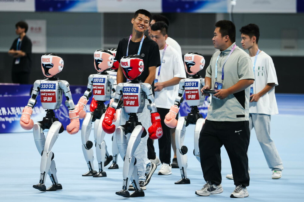 VIDEO. Imagini uimitoare în China. La ce nivel au ajuns roboții dotați cu inteligență artificială. Au jucat și fotbal - Imaginea 1