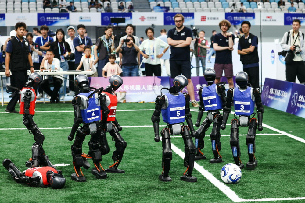 VIDEO. Imagini uimitoare în China. La ce nivel au ajuns roboții dotați cu inteligență artificială. Au jucat și fotbal - Imaginea 2