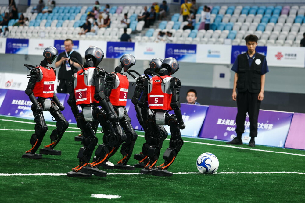VIDEO. Imagini uimitoare în China. La ce nivel au ajuns roboții dotați cu inteligență artificială. Au jucat și fotbal - Imaginea 3
