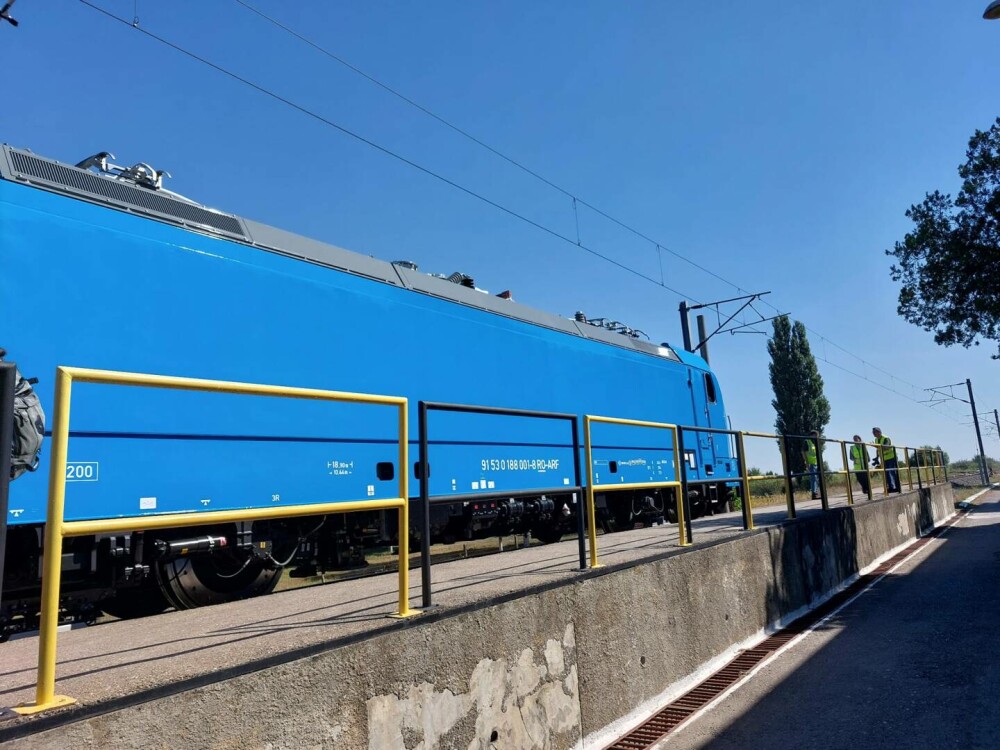 Record de viteză. Prima locomotivă din România care prinde 200 km/h | FOTO & VIDEO - Imaginea 1